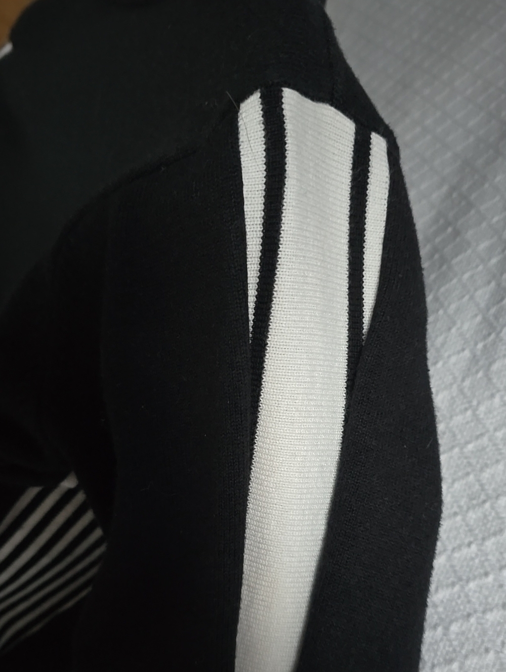 💥EA7 Emporio Armani Black V-Neck Knit Sweater Striped Sides & Sleeves L - Picture 6 of 13